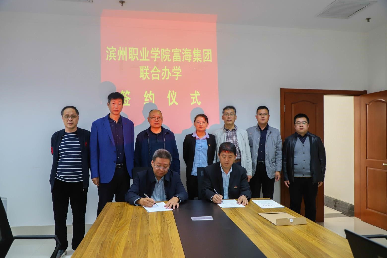 公司与东营华联石油化工厂有限公司举行合作办学签约仪式