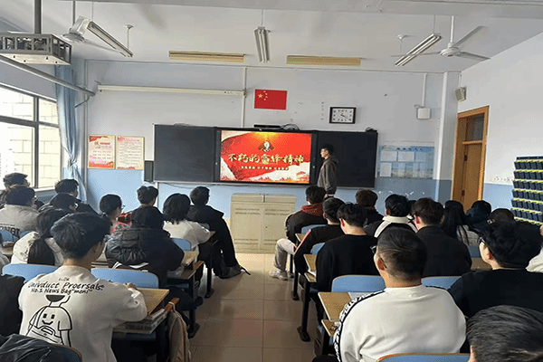 公司组织开展“向雷锋同志学习，弘扬雷锋精神”主题班会