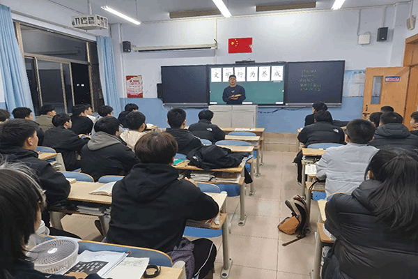 公司组织开展“老员工文明行为养成”主题班会