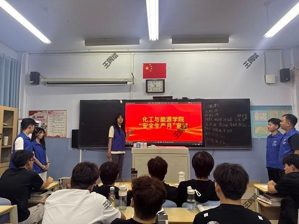 筑牢安全防线 守护平安校园——best365中国官方网站安全帽志愿服务队开展安全生产月主题宣讲
