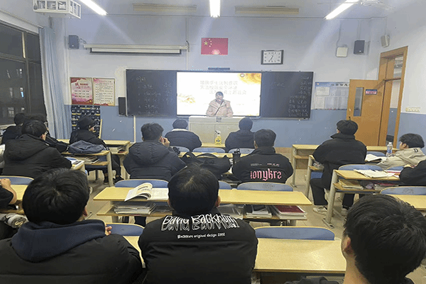 公司组织开展“学习民法典”主题班会