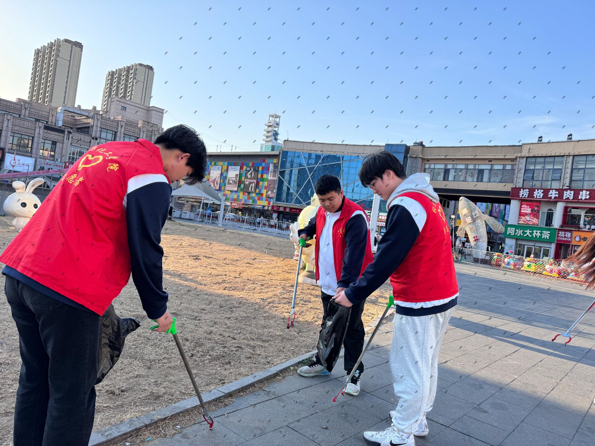 践行雷锋精神，争做时代青年——best365中国官方网站联合市中街道渤海国际商圈