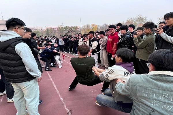 公司组织开展拔河比赛活动